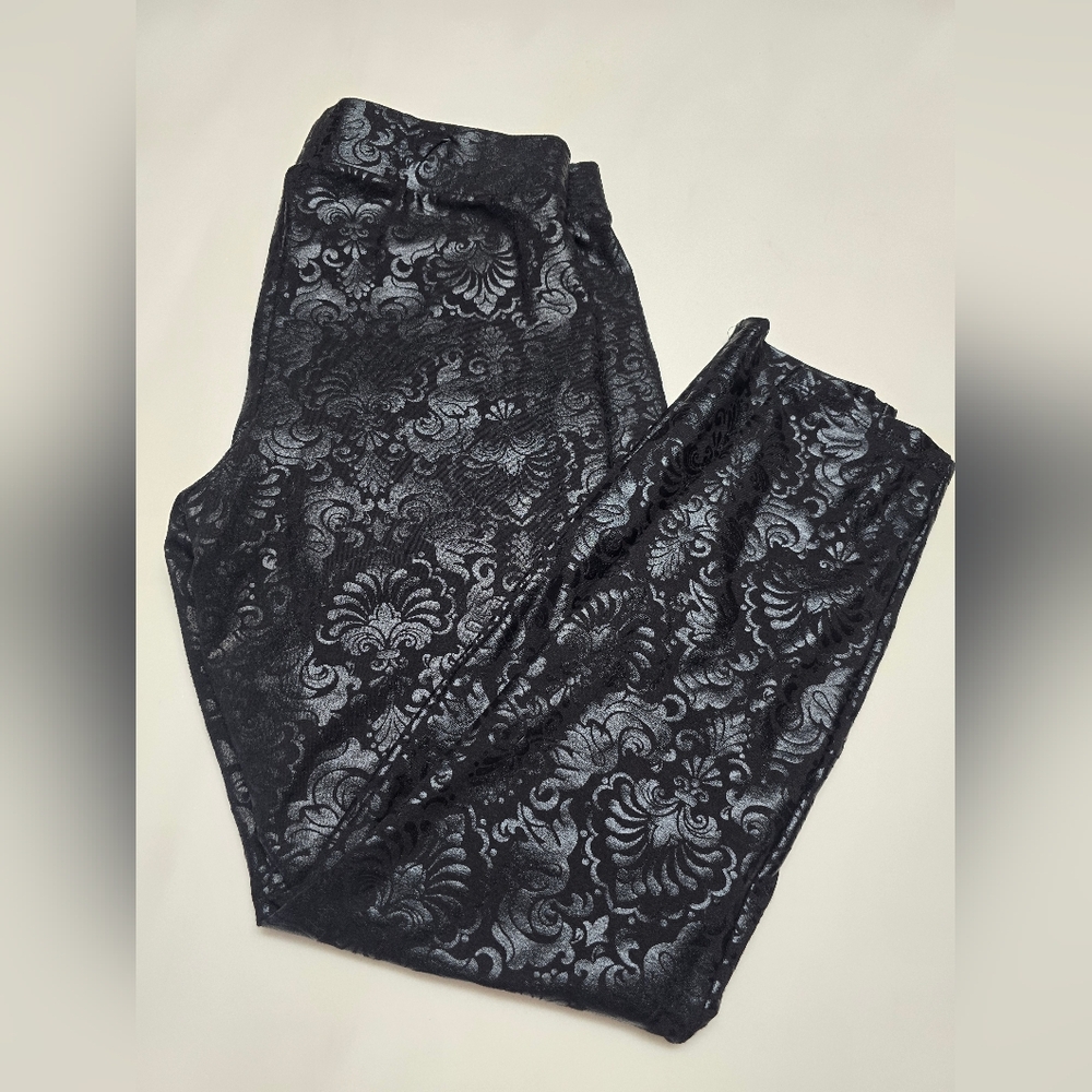 🧜‍♀️Torrid Black Floral Design Leggings